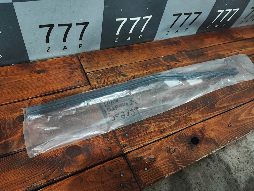 Уплотнитель стекла переднего левого Hilux 8 Новый Оригинал 681720k080