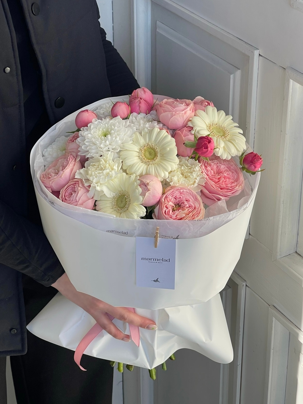 Авторский букет из пионовидной розы, хризантемы и гербер