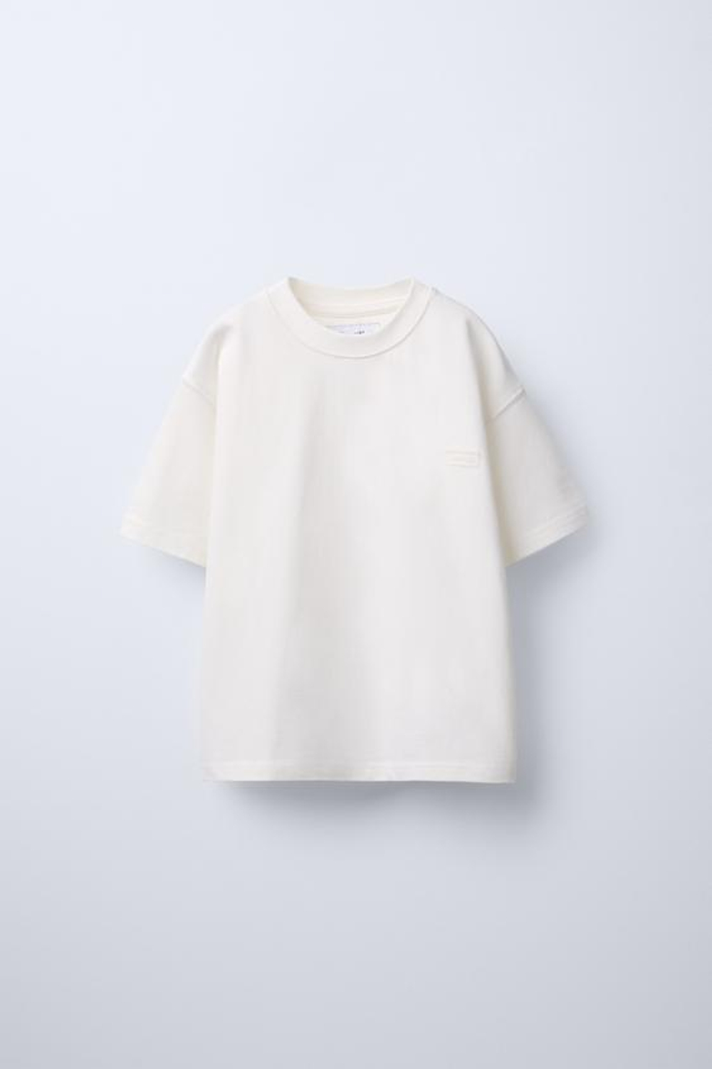 ZARA ФУТБОЛКА ИЗ ПЛОТНОГО ДЖЕРСИ С ПРОРЕЗИНЕННОЙ НАШИВКОЙ, ЭКРЮ