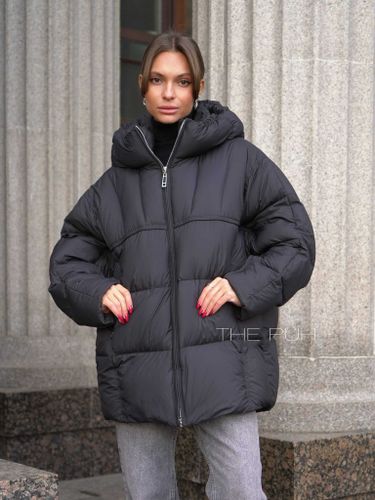 Пуховик женский черного цвета с объемным капюшоном