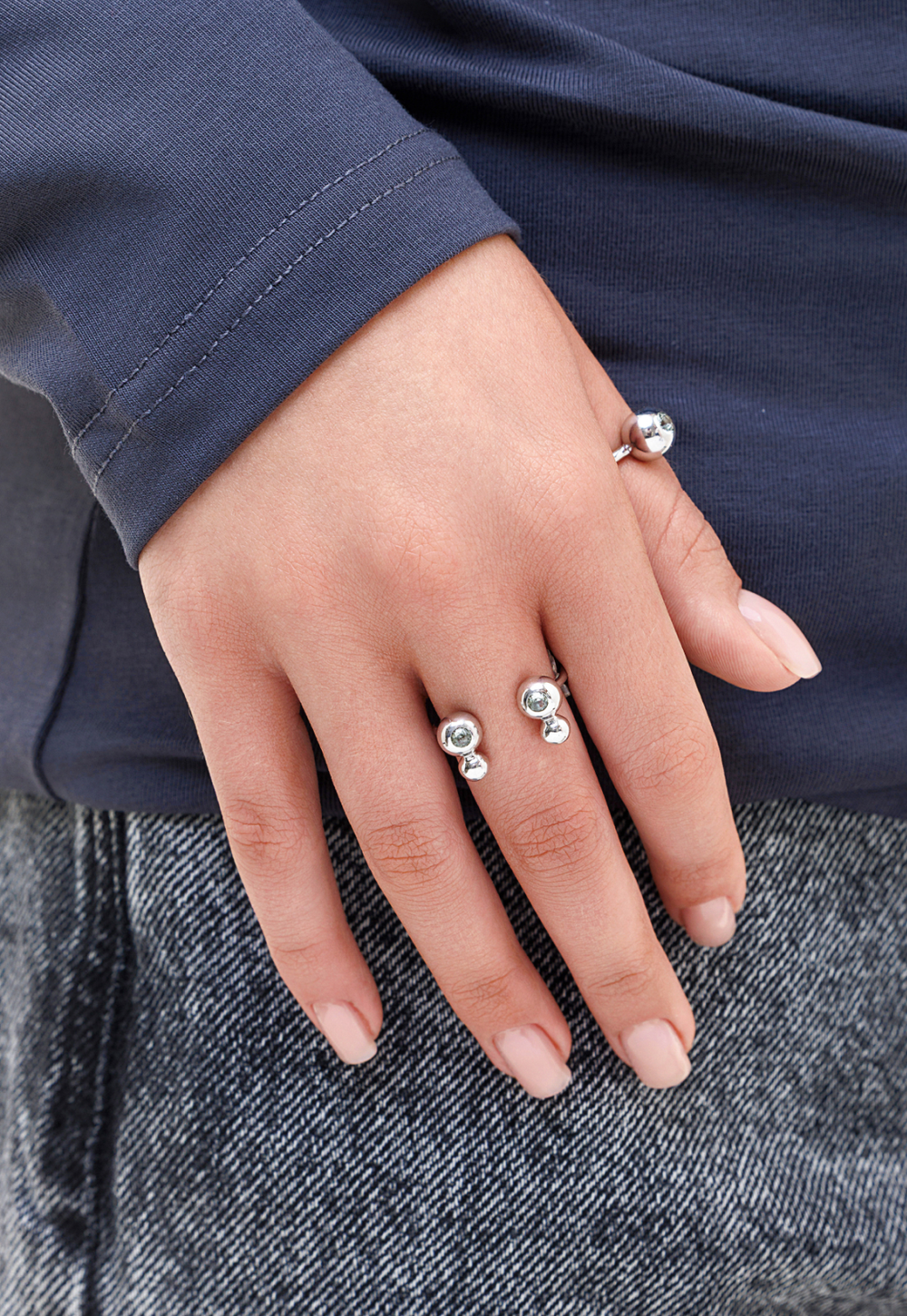 Кольцо из серебра со вставкой из чёрного фианита