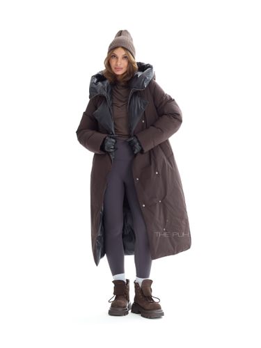 Длинный пуховик темно-шоколадного цвета с поясом
