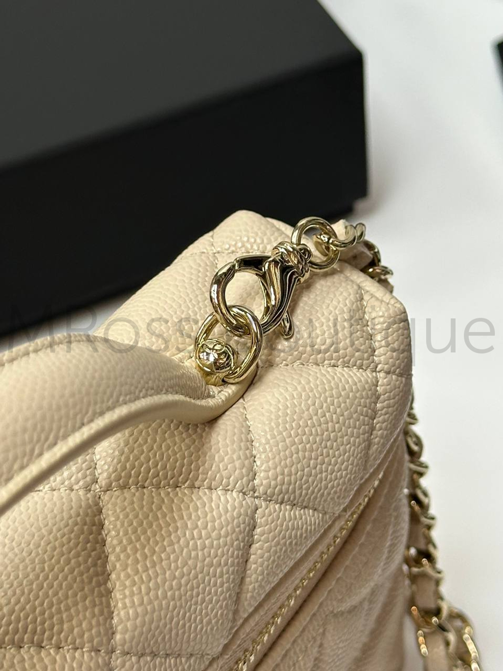 Бежевая сумка Chanel прямоугольная с золотой фурнитурой