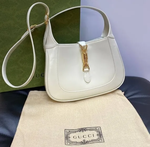 Маленькая сумка-хобо Gucci Jackie 1961 белый