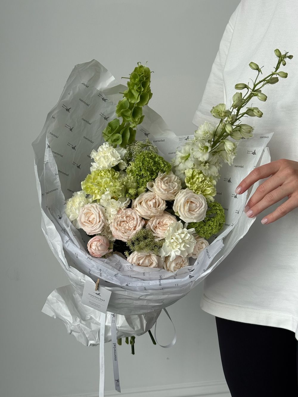 Букет сборный из кустовых пионовидных роз, диантусов, амми, дельфиниума и вибурнума