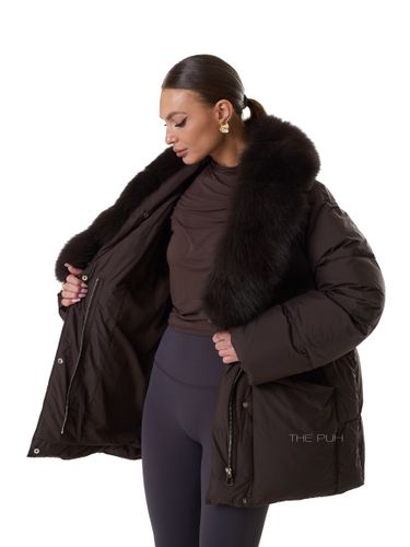 Шоколадный удлиненный пуховик с поясом и меховым воротником