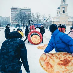 Гигантская сковорода с блинами