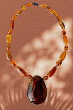 Украшение на шею, янтарный кулон на бусах