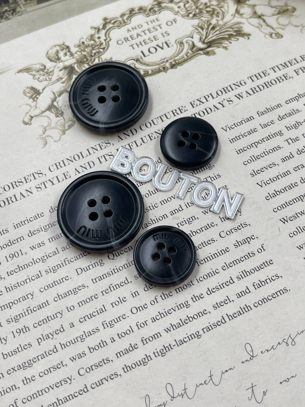 Пуговицы Миу на прокол черные с прозрачными и серыми прожилками