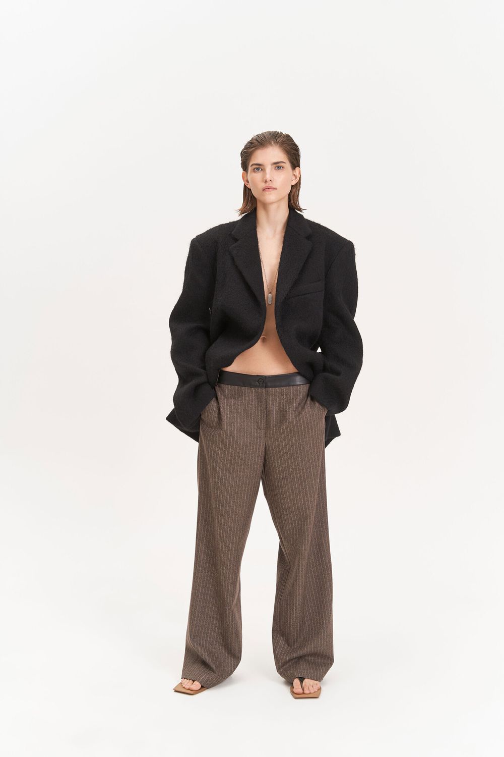 Брюки в полоску с кожаным поясом, коричневые