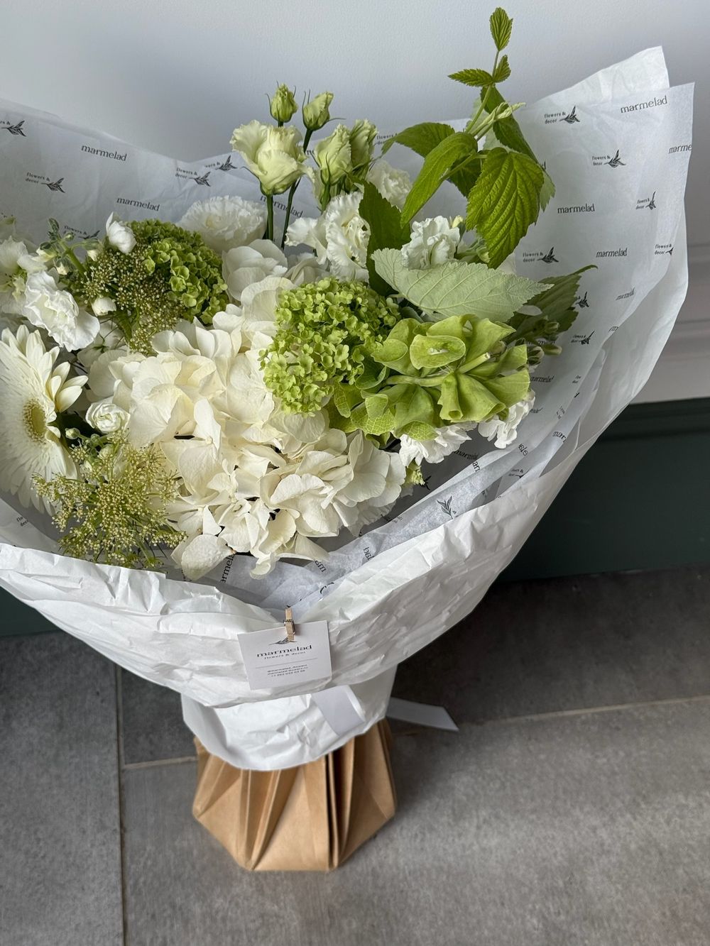 Букет сборный из гортензий, маттиолы, вибурнума, амми и герберы