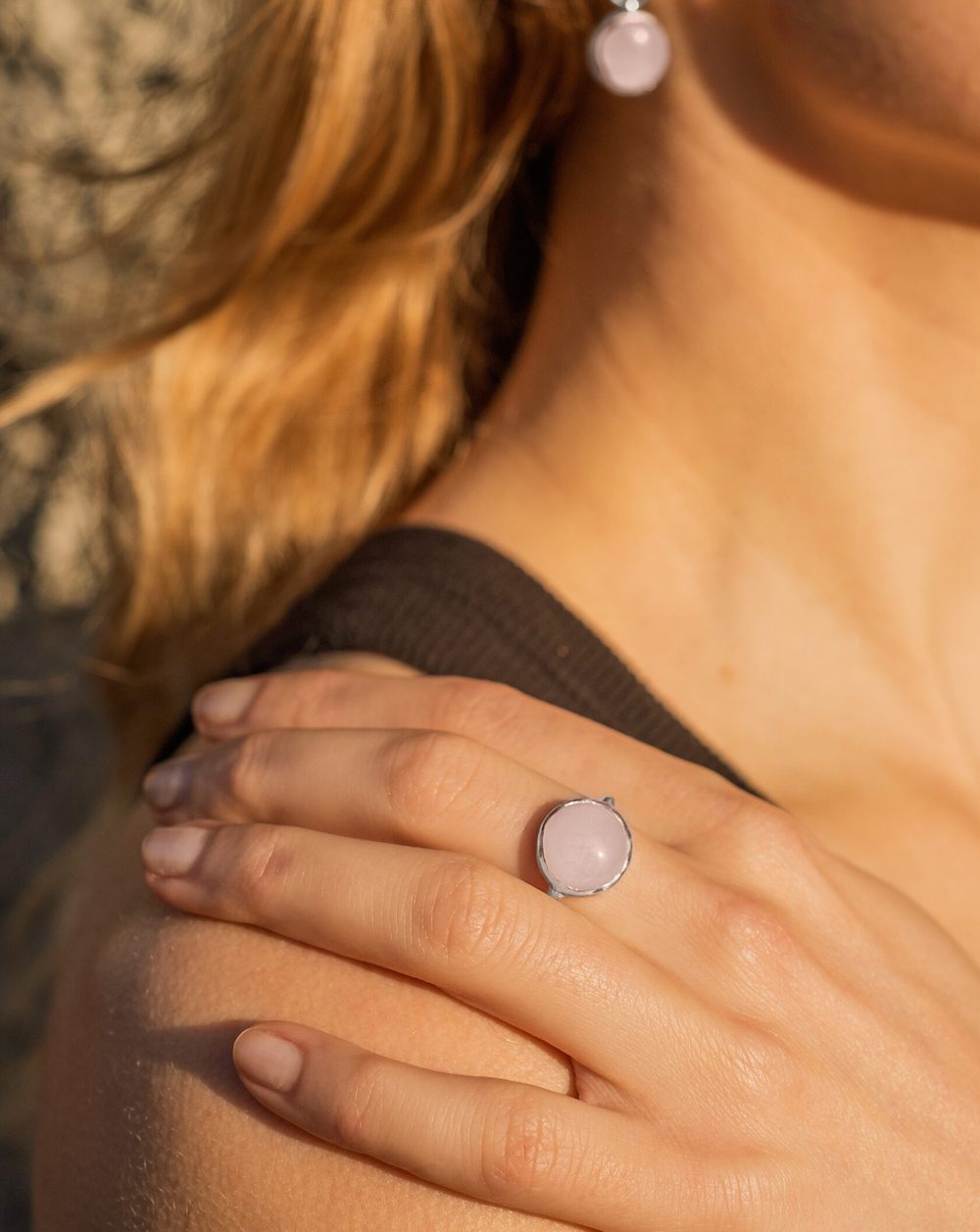 кольцо с розовым кварцем