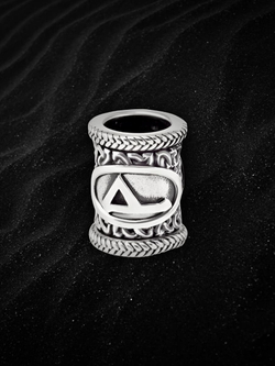 Картинка с изображением скандинавской руны старшего футарка Вуньо в виде шарма из серебра для браслета или шнура ручная работа