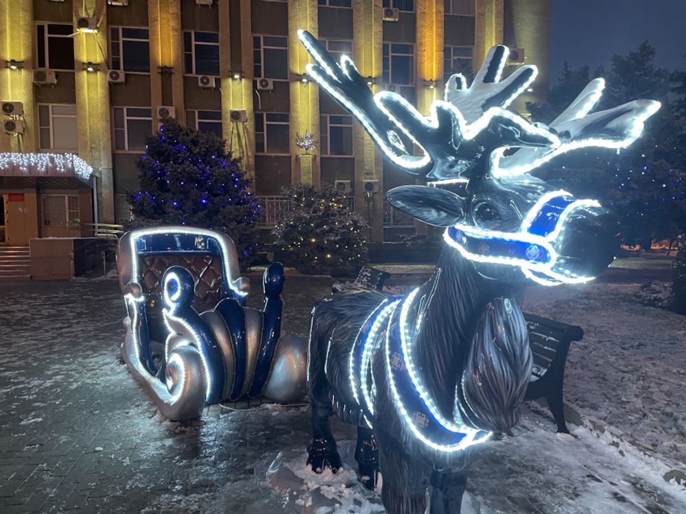 новогодняя конструкция "Олень с санями" со светодиодной подсветкой