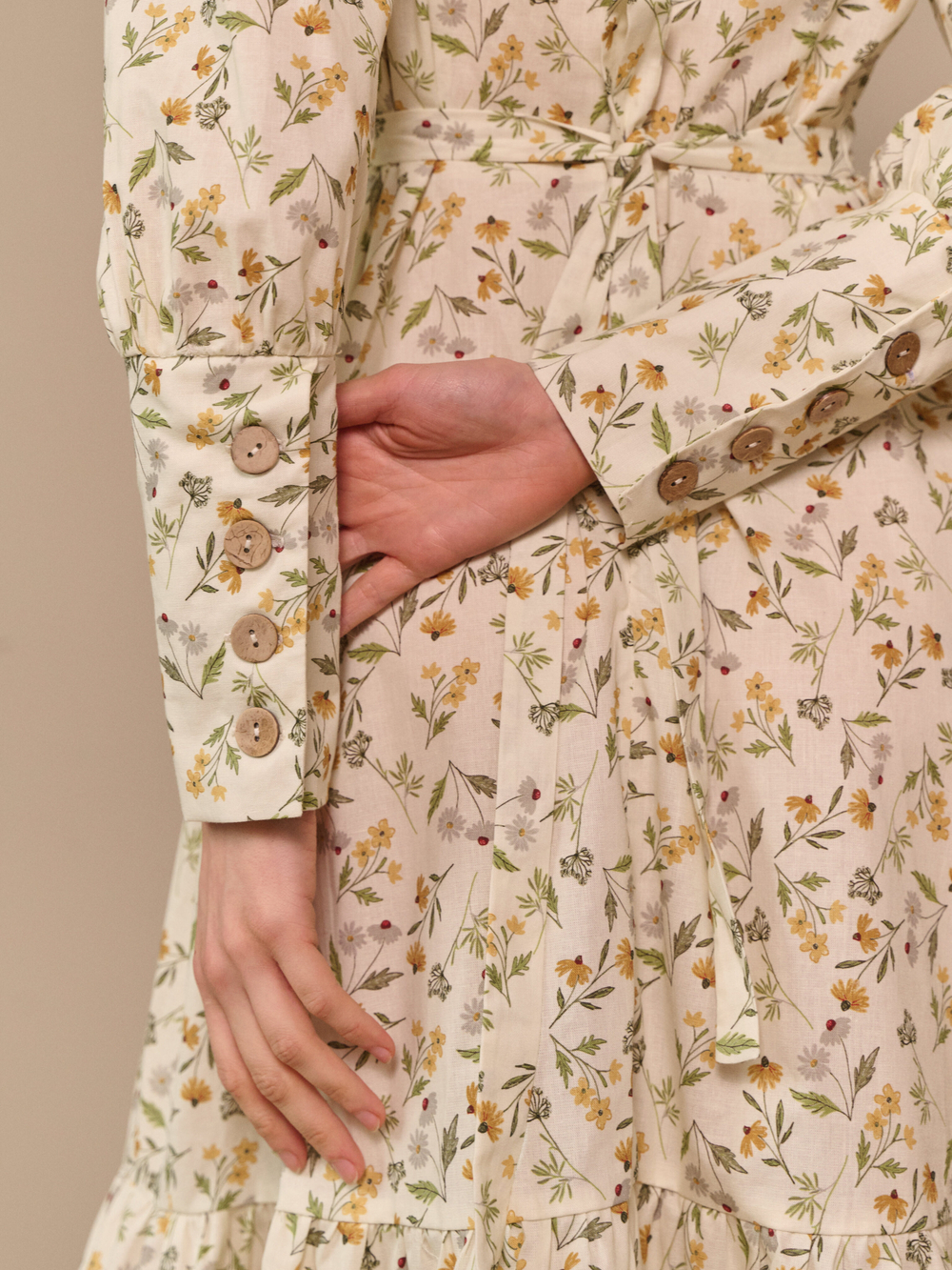 Платье с широкими манжетами