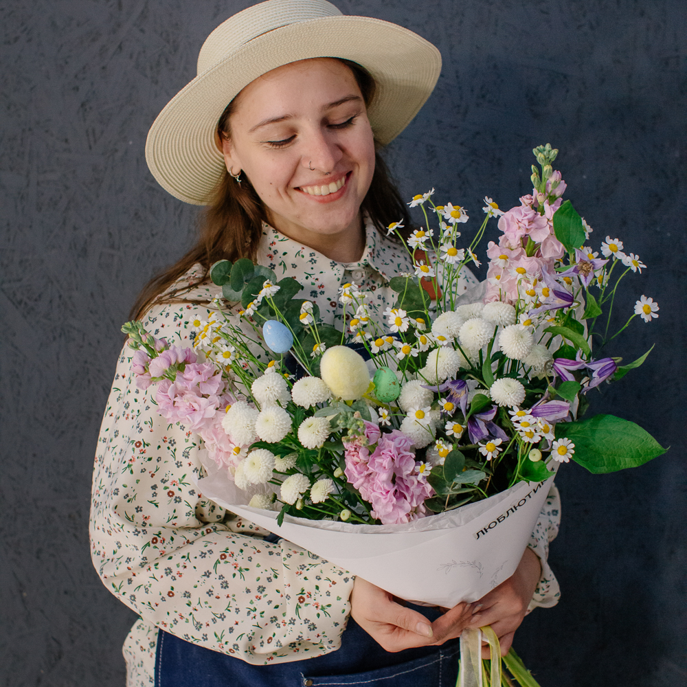 172. Ароматный весенний букет с маттиолой и ромашками