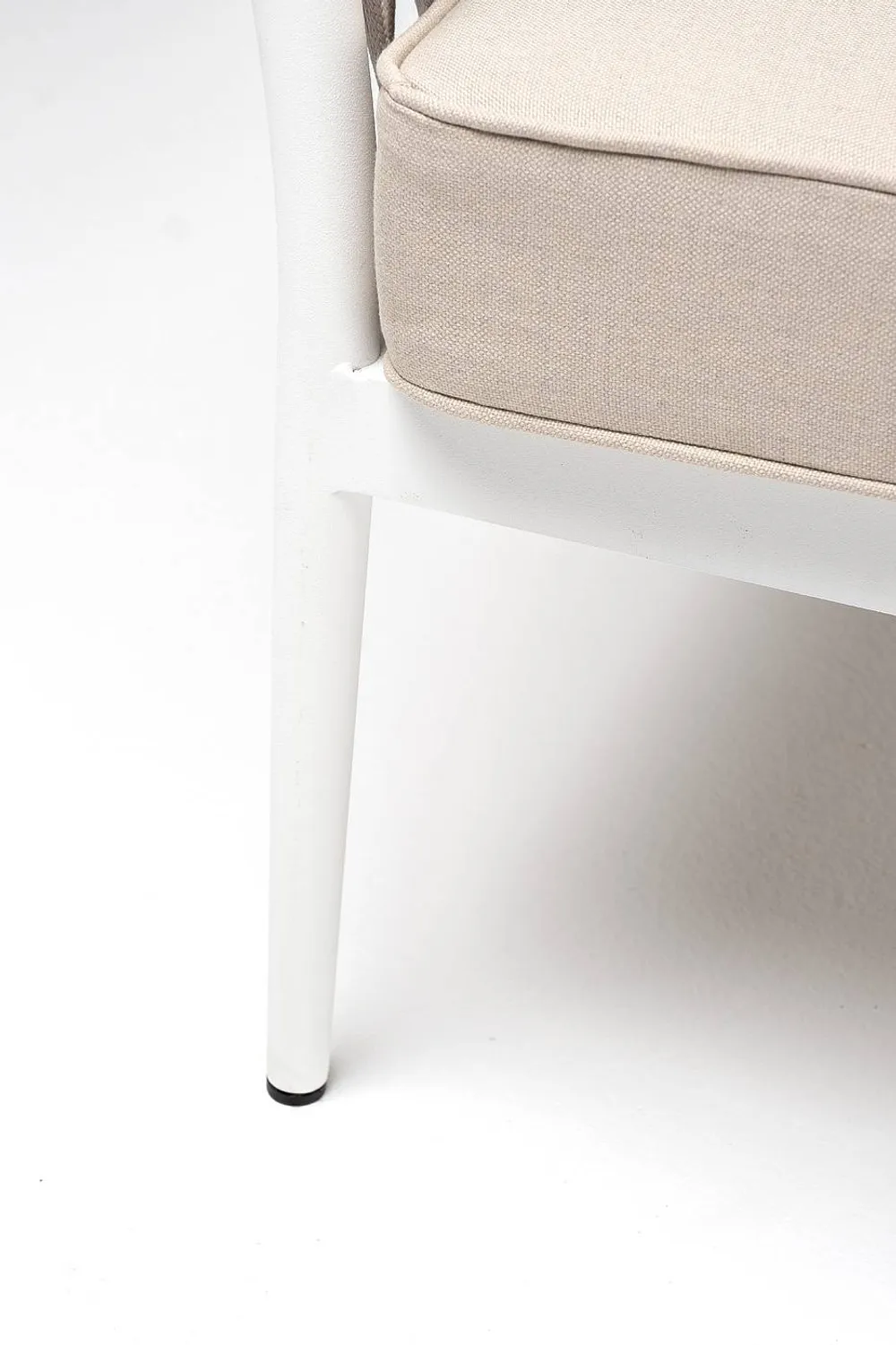 "Касабланка" диван 2-местный плетеный из роупа, каркас алюминий белый муар, роуп бежевый 20мм, ткань бежевая 15052