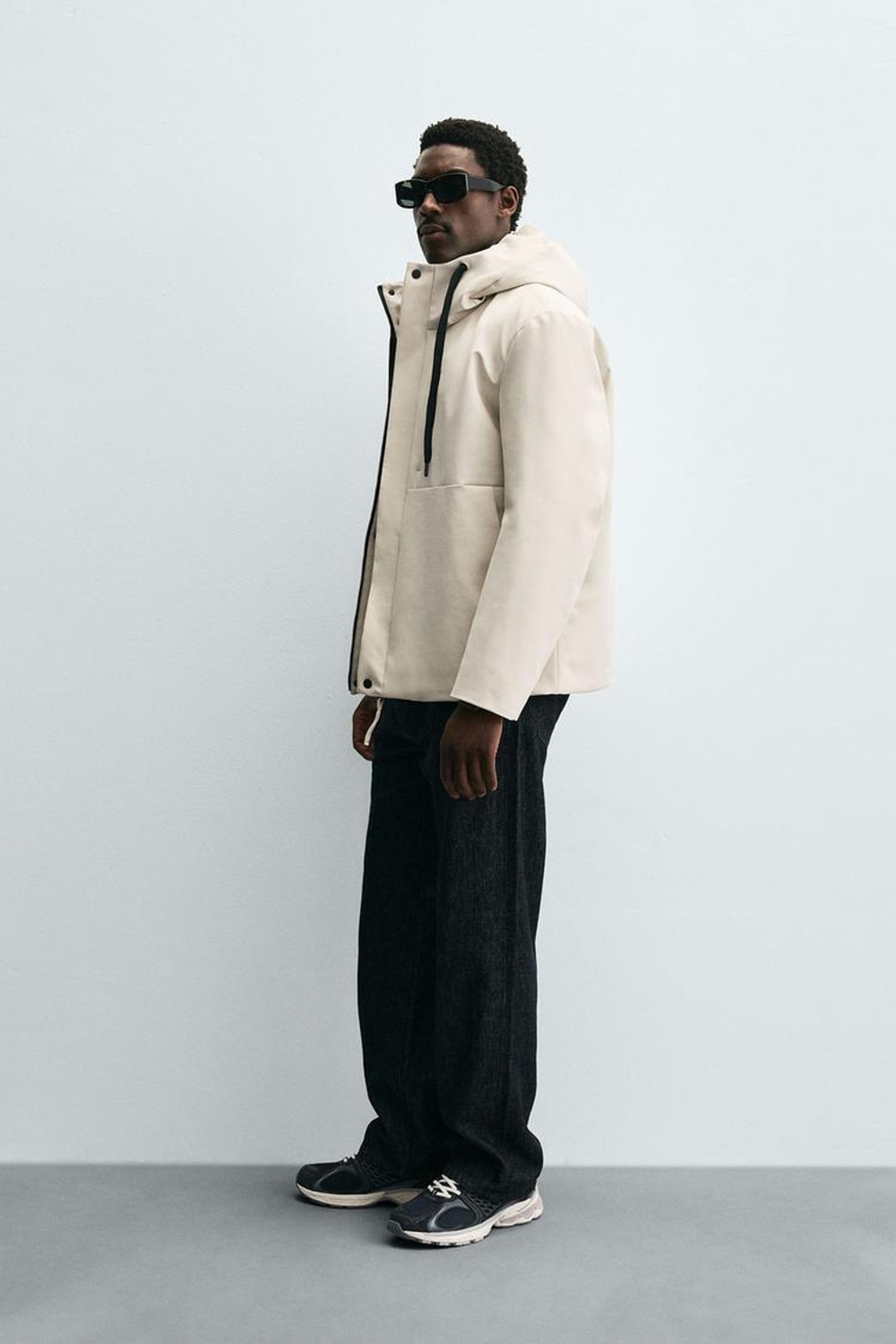 ZARA КУРТКА ИЗ ТЕХНОЛОГИЧНОЙ ТКАНИ С КАПЮШОНОМ, ЖЕЛТОВАТО-БЕЛЫЙ