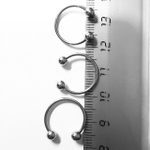 Подковы, полукольца для пирсинга: диаметр 12 мм, толщина 1.2 мм, диаметр шариков 4 мм. Сталь 316L.