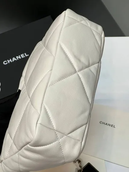 Сумка-конверт Chanel 19 среднего размера белый
