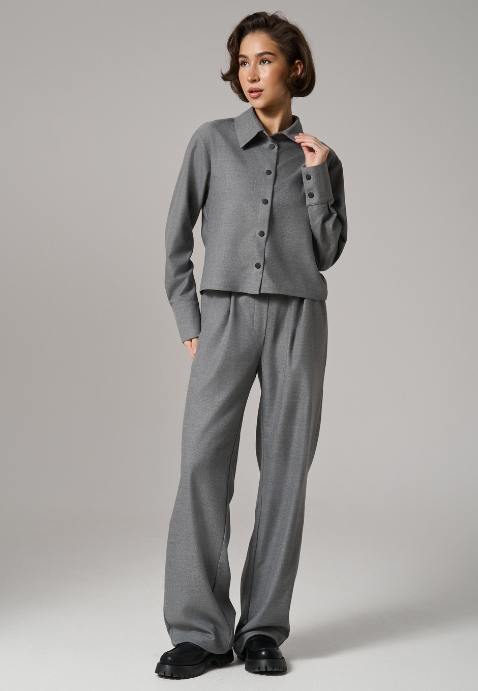 Рубашка-жакет укороченная серая