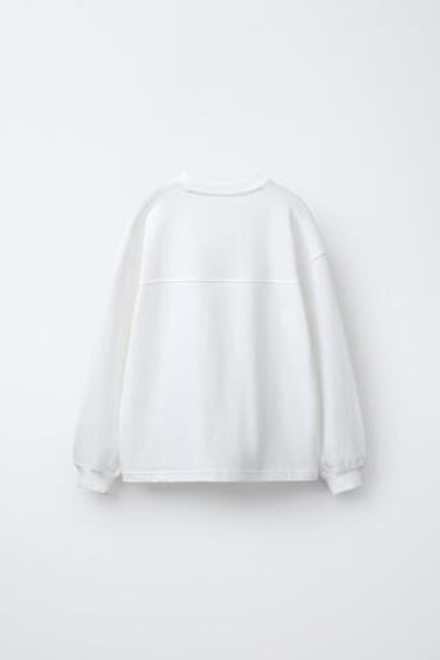 ZARA ФУТБОЛКА С ВЫШИТОЙ НАДПИСЬЮ, ЖЕЛТОВАТО-БЕЛЫЙ