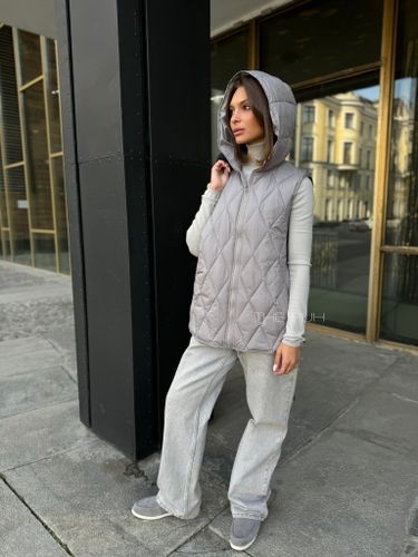 Серый утепленный жилет с капюшоном