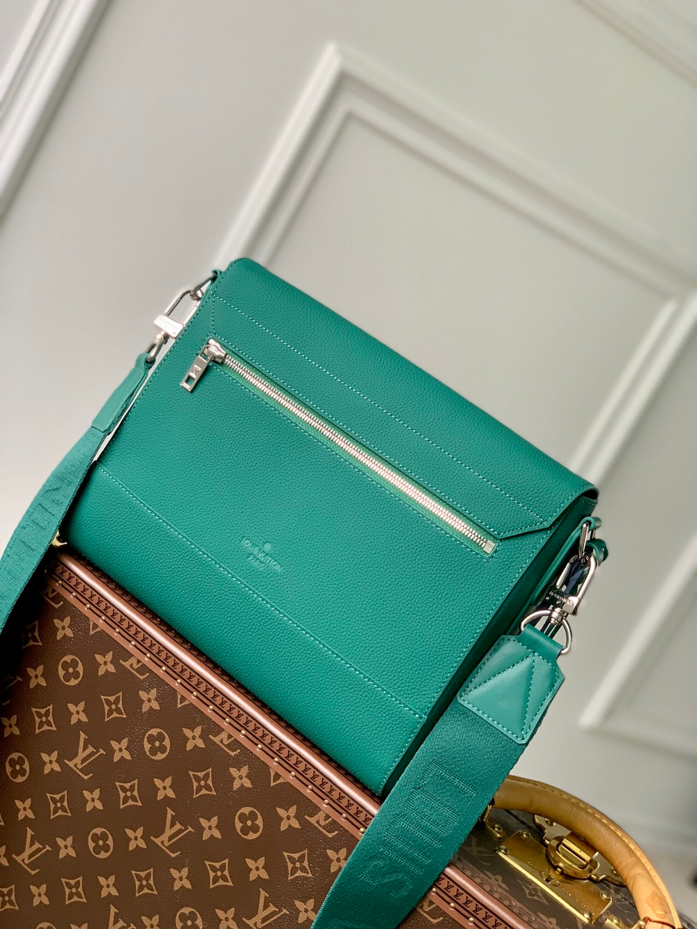 Louis Vuitton Takeoff Messenger