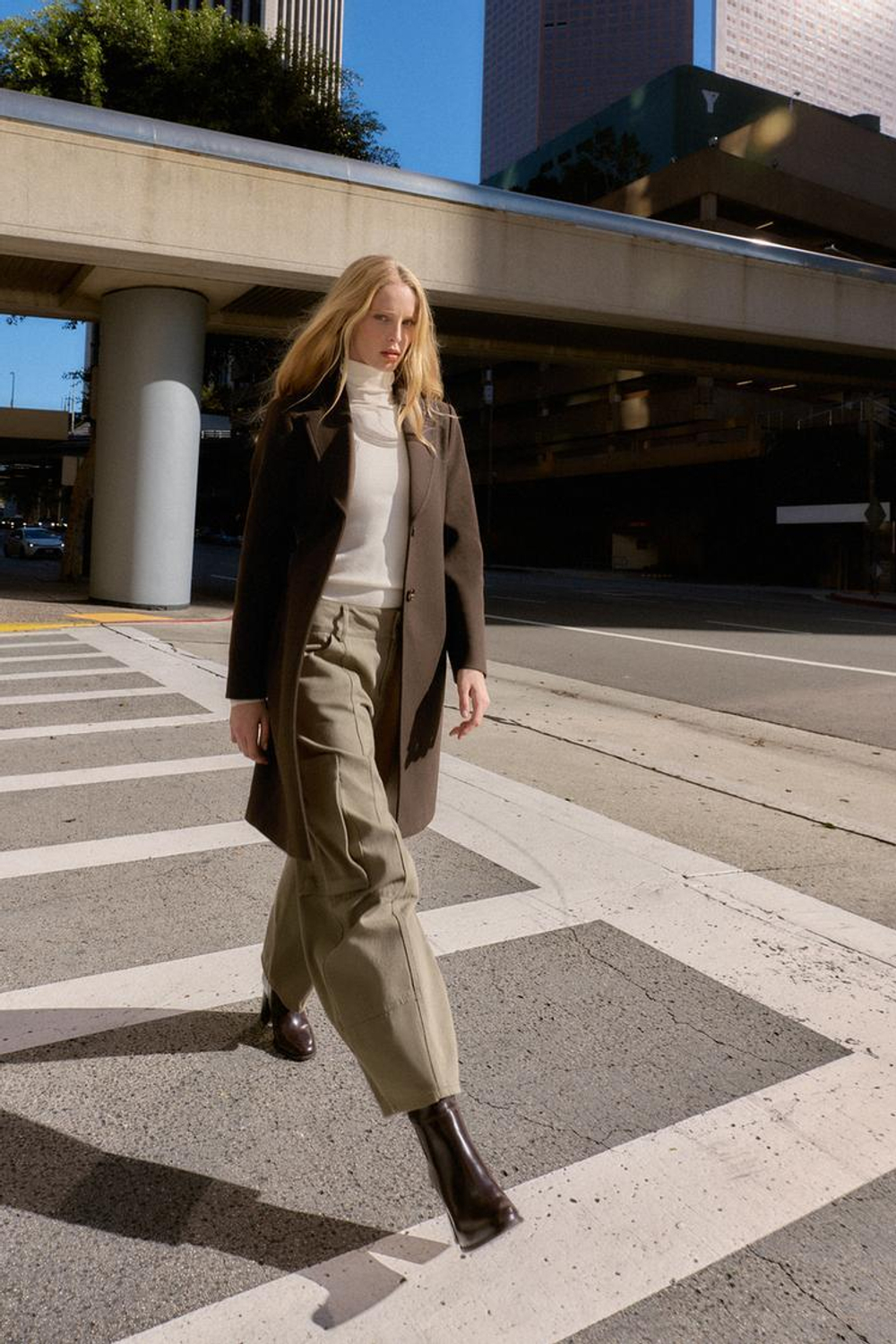 ZARA ПАЛЬТО С ПОДПЛЕЧНИКАМИ ИЗ МЯГКОЙ ТКАНИ, КОРИЧНЕВЫЙ