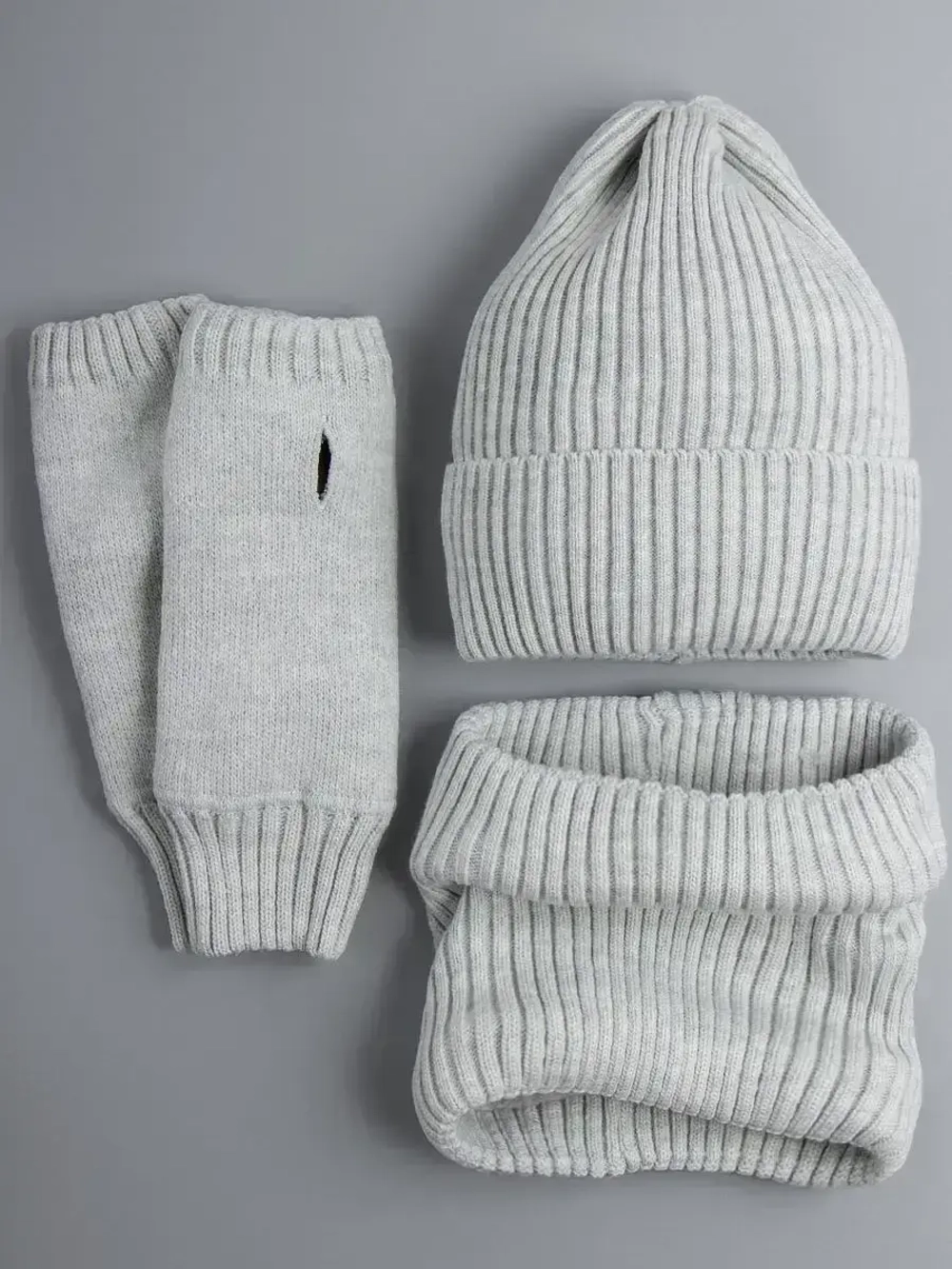 Шапка зимняя для девочки со снудом и митенками