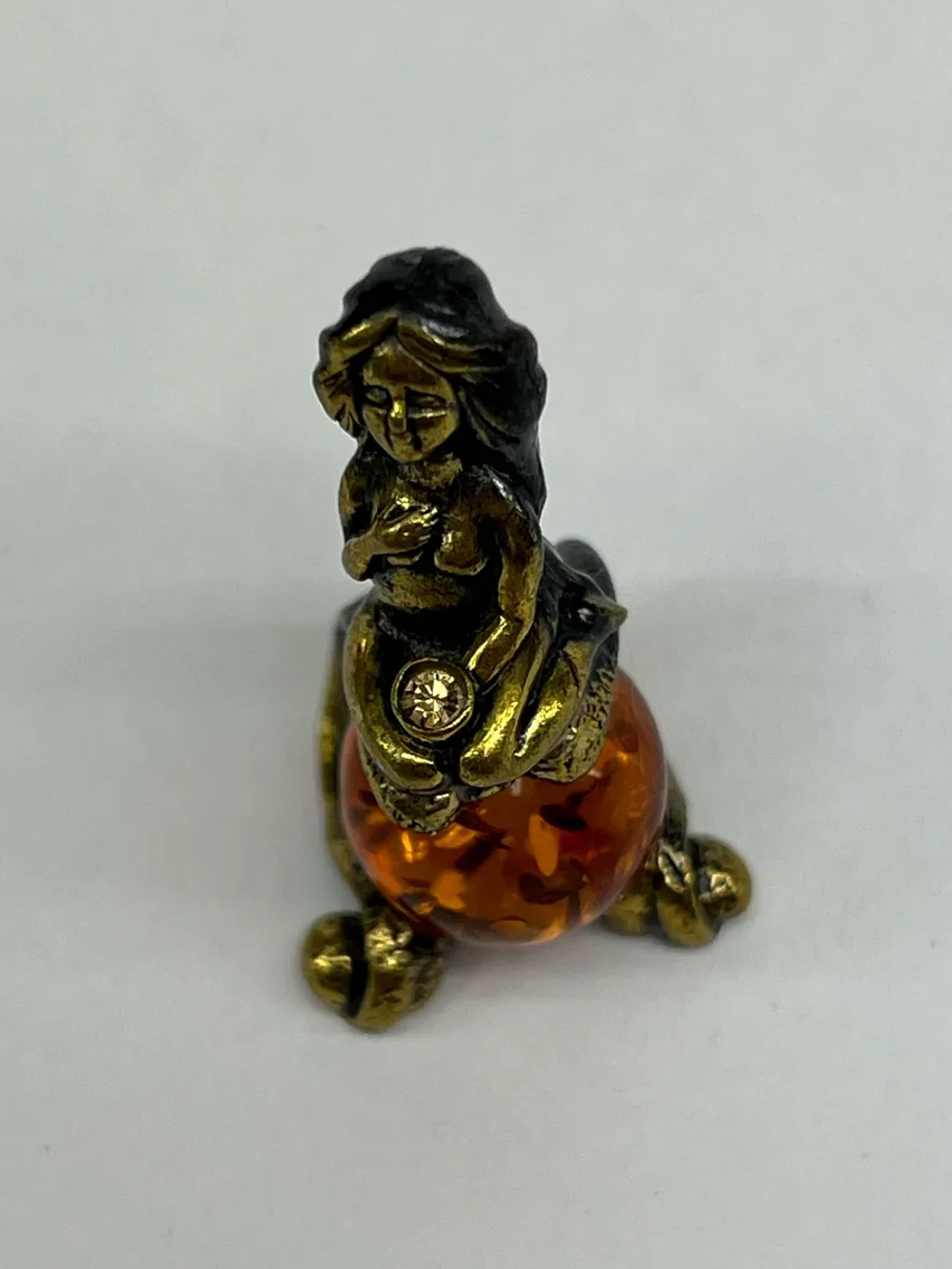 Бронзовая статуэтка на янтаре
