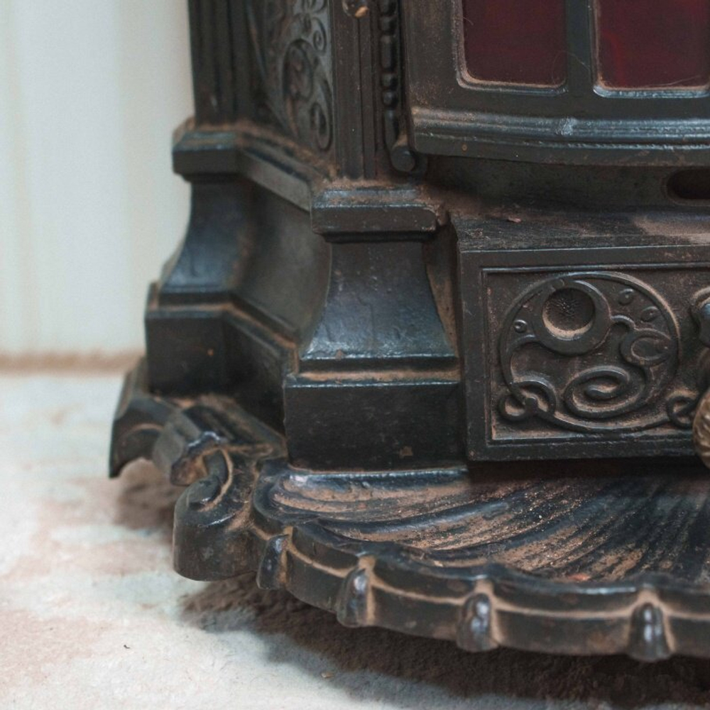 Антикварная чугунная печь