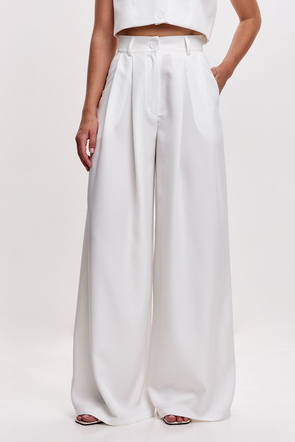Свободные брюки с защипами белого цвета