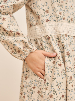 Платье с кружевными вставками