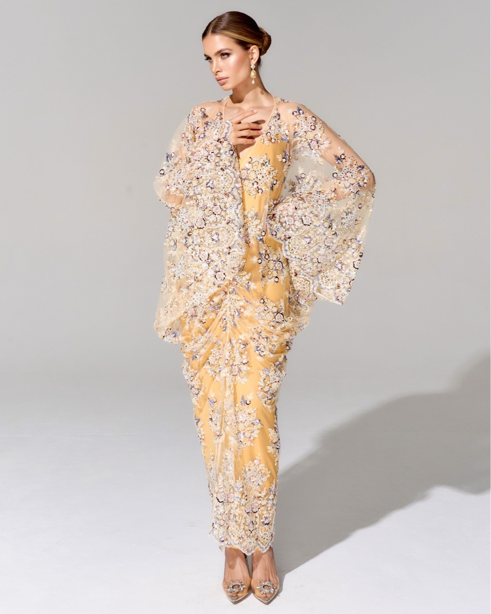 Платье с вышивкой ручной работы