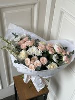 Букет сборный с кустовыми пионовидными розами,эвкалиптом и дельфиниумом