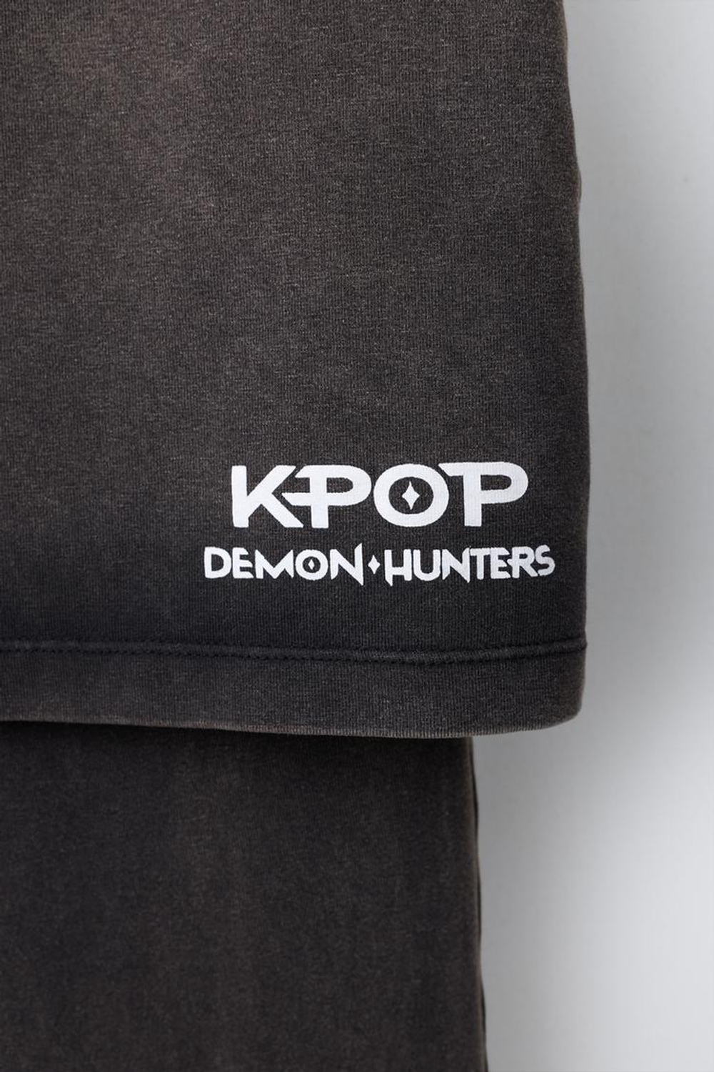 ZARA БРЮКИ FLARE С НАСЛОЕННОЙ ЮБКОЙ KPOP DEMON HUNTERS™ NETFLIX ©, АНТРАЦИТОВО-СЕРЫЙ