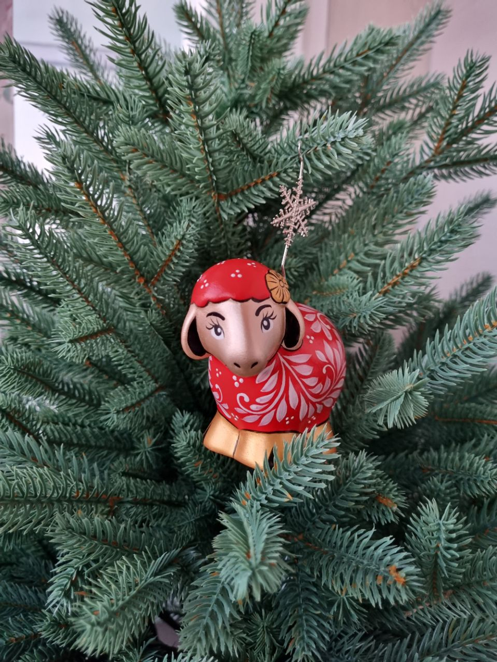 Фарфоровая игрушка огненная овечка