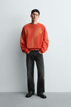 ZARA ТОЛСТОВКА С ПРИНТОМ-СПРЕЕМ И НАДПИСЯМИ, КРАСНЫЙ