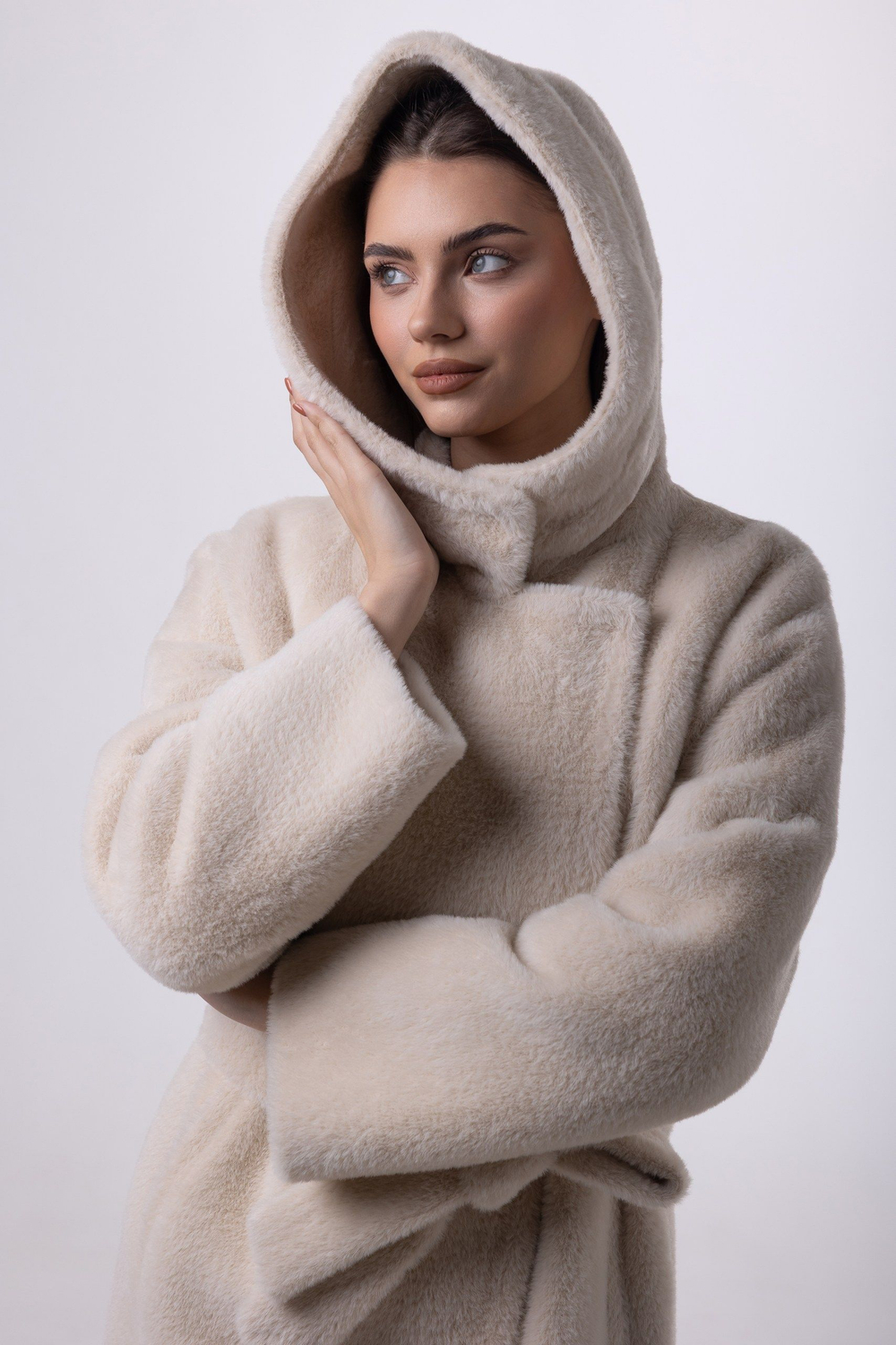 Пальто с капюшоном утепленное