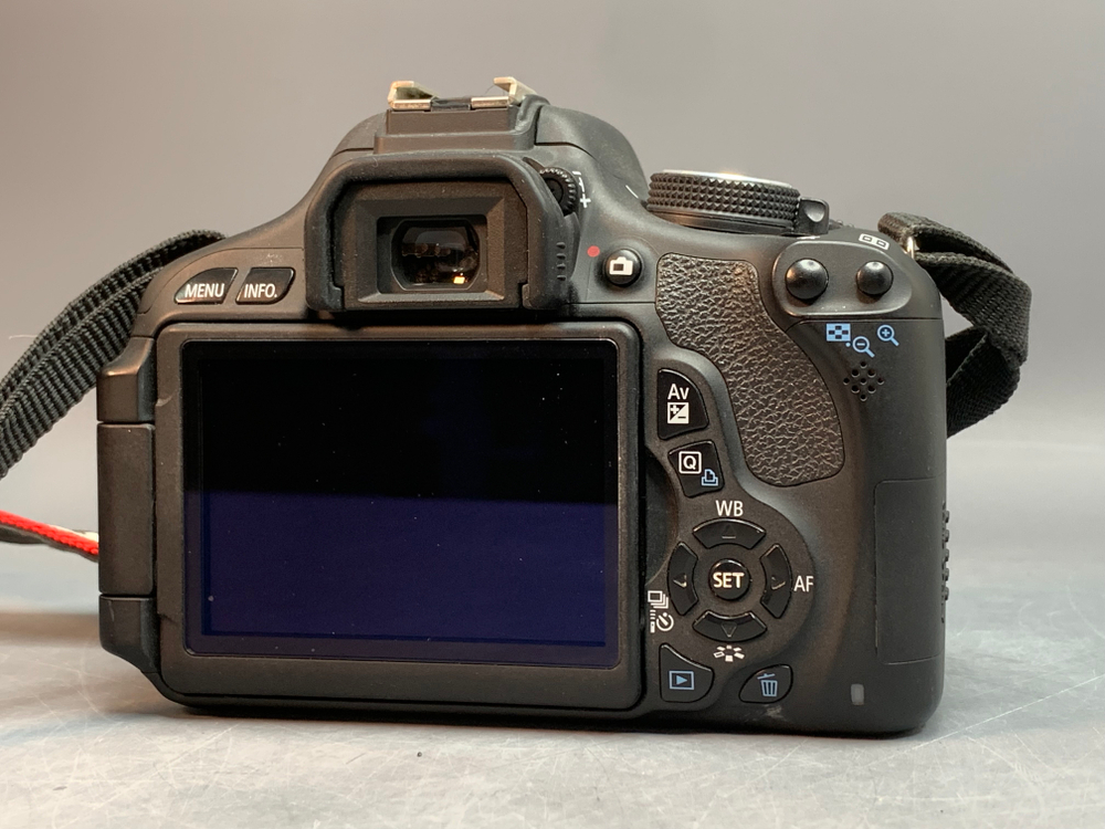 Canon 600D kit 18-55mm 3.5-5.6 IS ll 7.856 Кадров