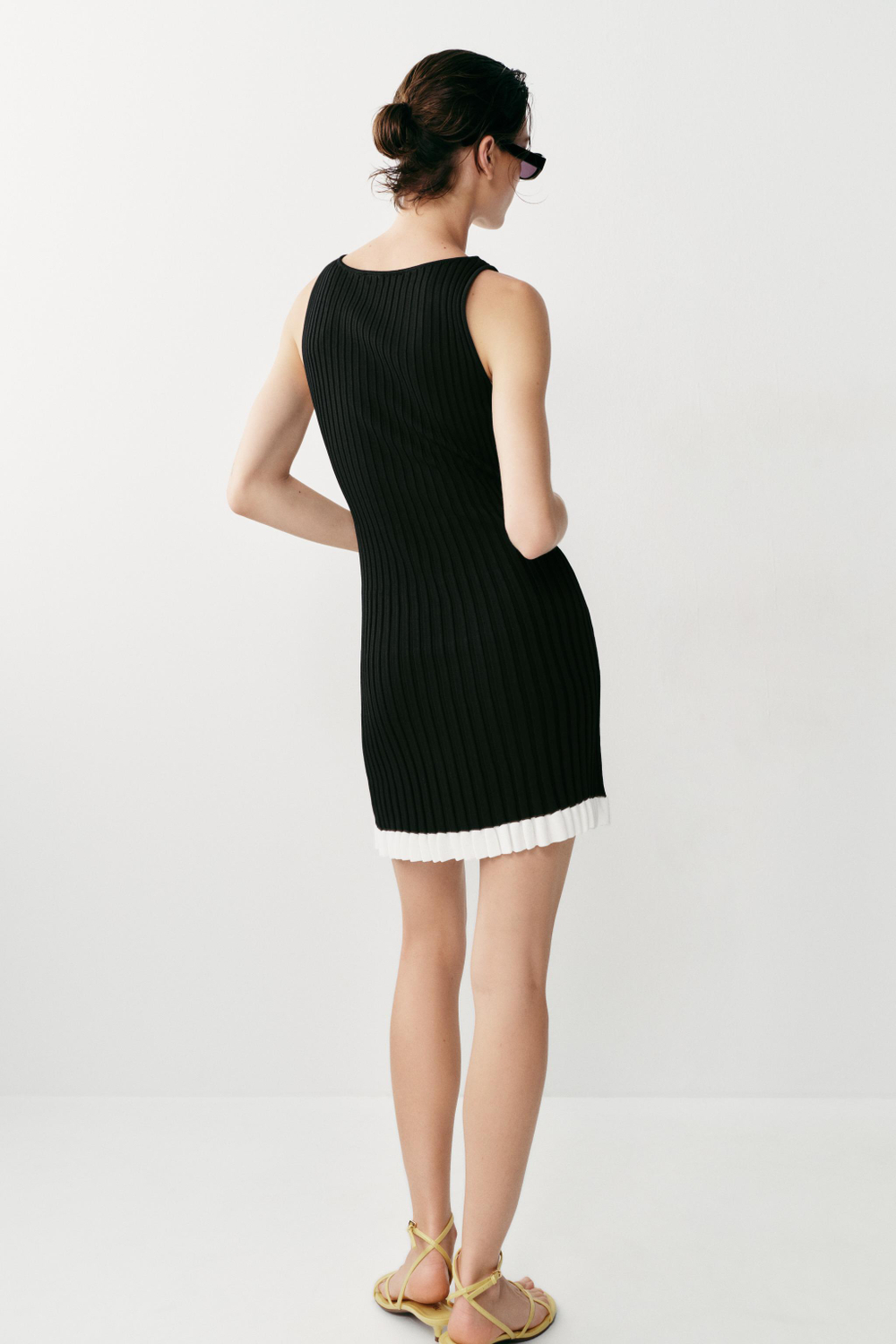 ZARA КОРОТКОЕ ТРИКОТАЖНОЕ ПЛАТЬЕ В РУБЧИК, ЧЕРНЫЙ