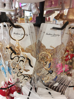 Брюлок с символом года.