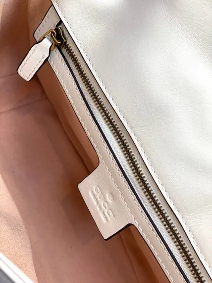 Стеганая мини-сумка Gucci GG Marmont белый
