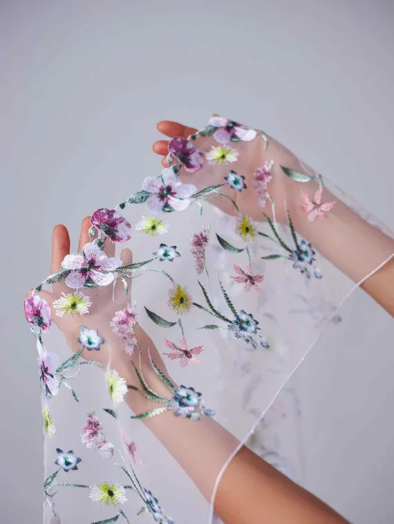 05-157 Вышивка на неэл. сетке 22 см, айвори/розовый/желтый/зеленый (левая)