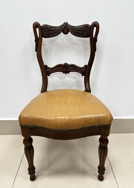 Стул с фигурами лебедей