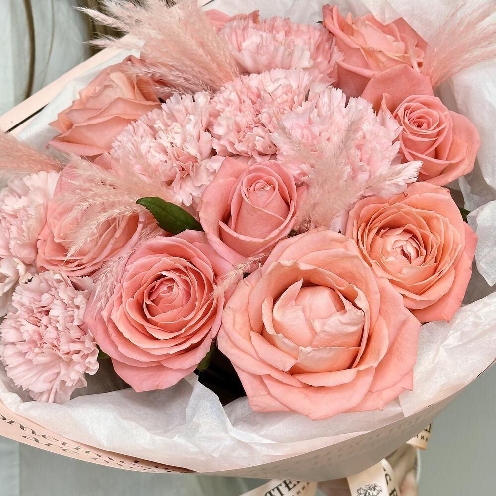 «Розовый фламинго» букет из роз Анна Карина и диантусов