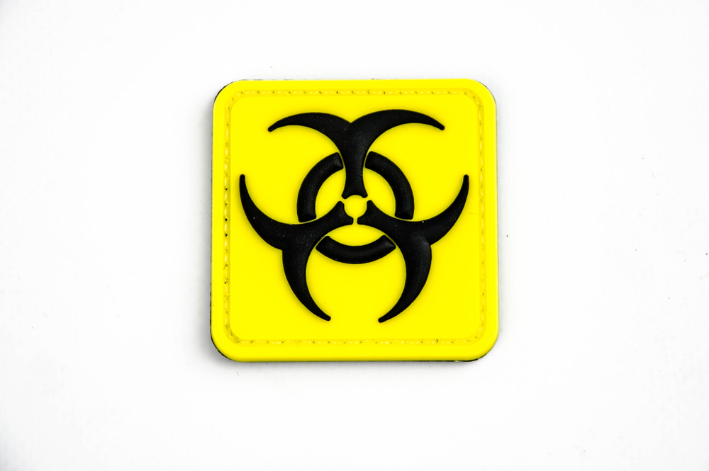 Шеврон Biohazard квадрат PVC 5 см. Жёлтый