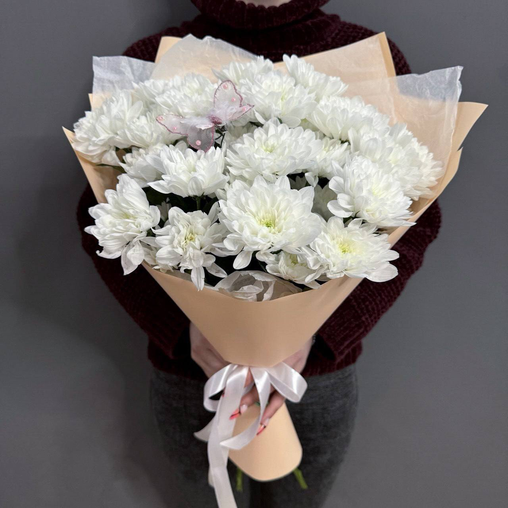 Букет из 5 хризантем сорта "BALTICA WHITE" с бабочкой