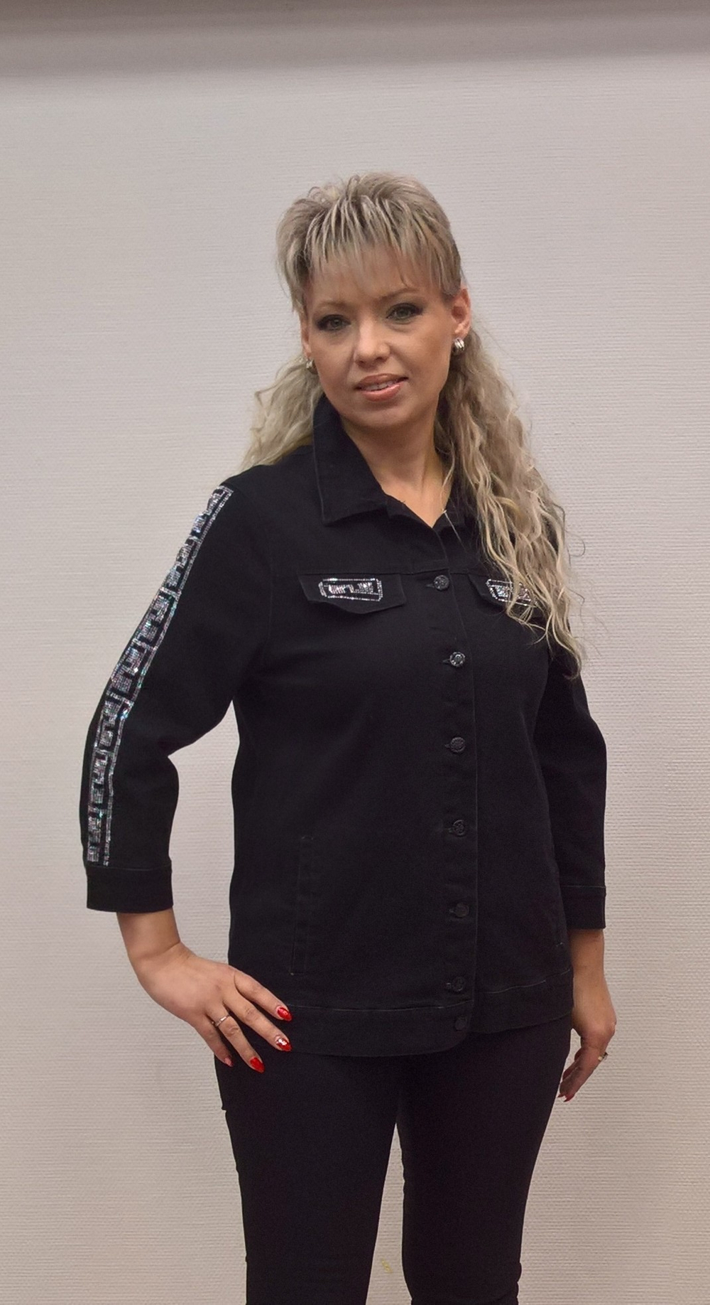 Короткий черный жакет из хлопка со стразовой отделкой